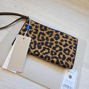 Rothy's: The Wallet Wristlet in Classic Leopard